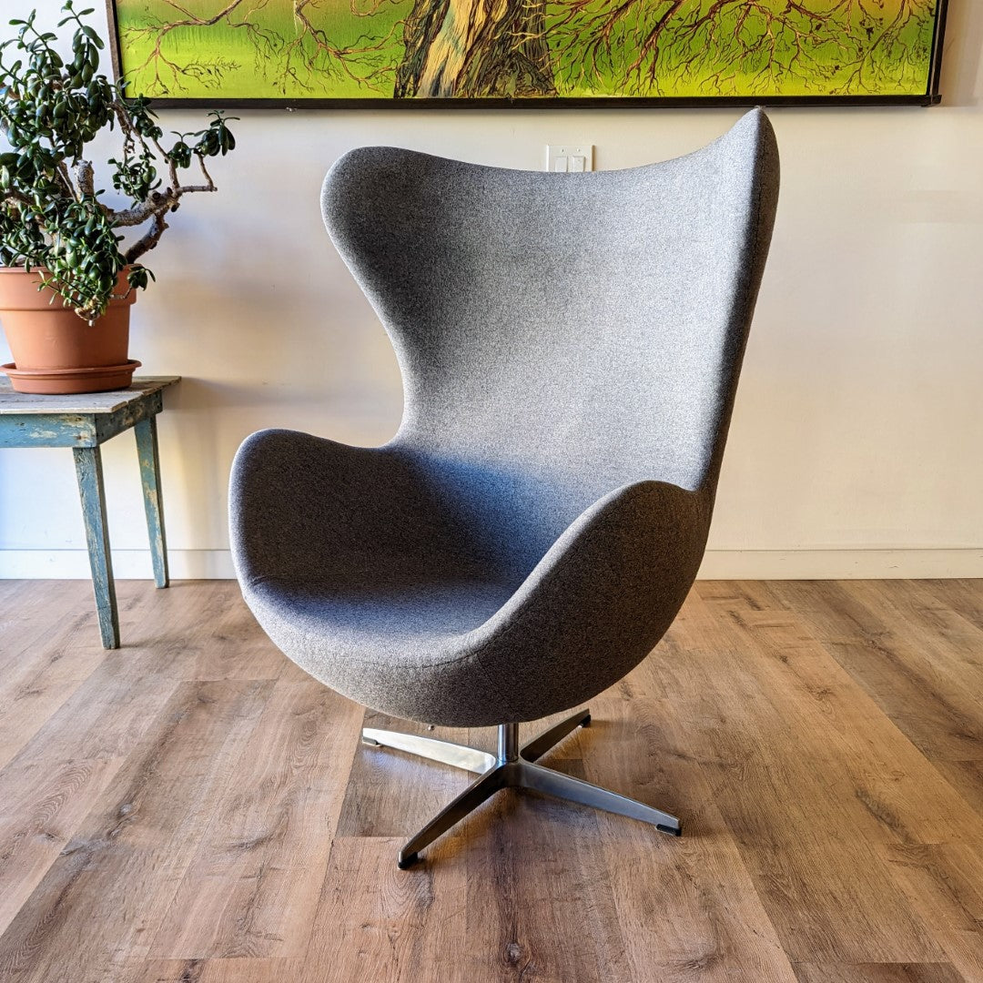 Arne Jacobsen Egg Chair replica