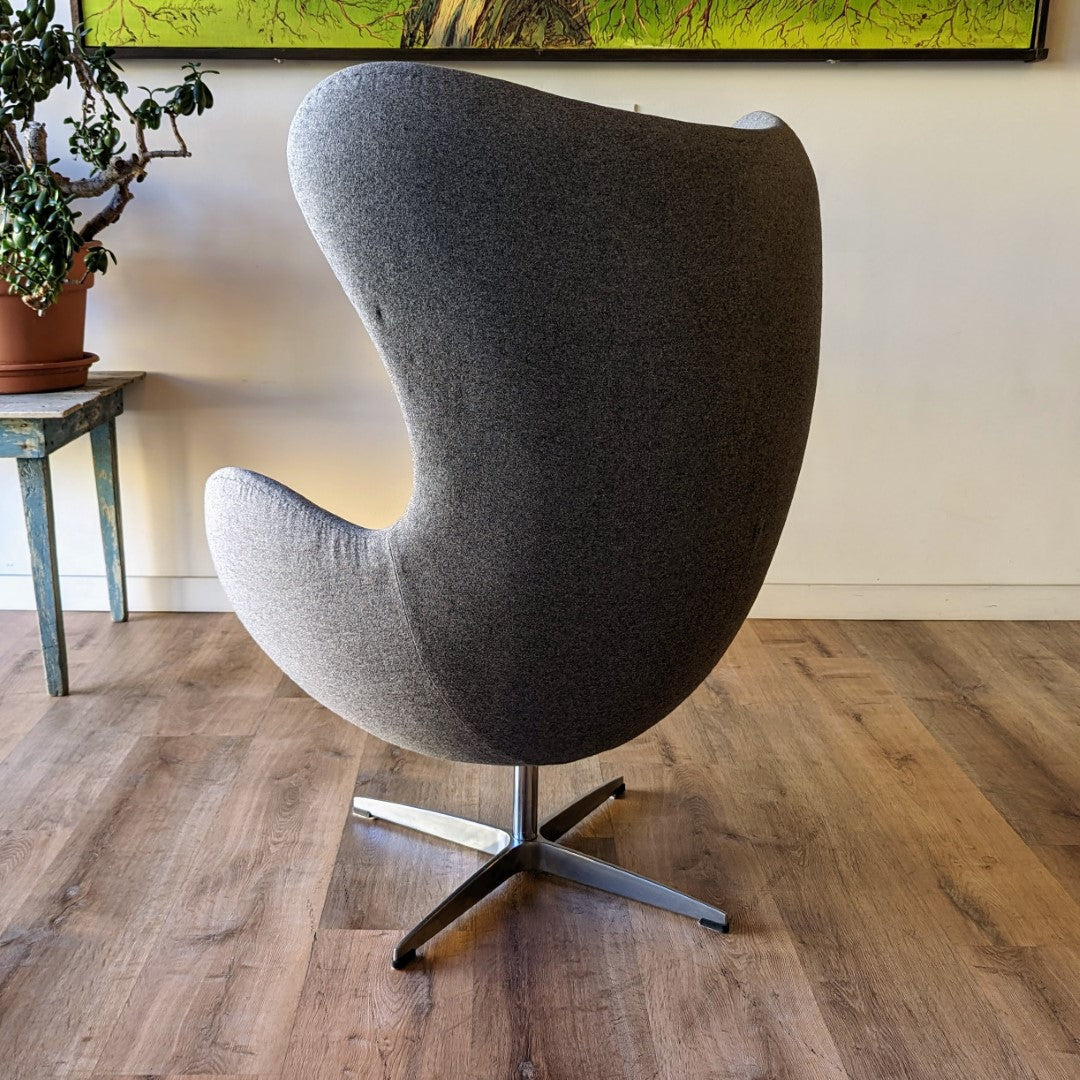 Arne Jacobsen Egg Chair replica