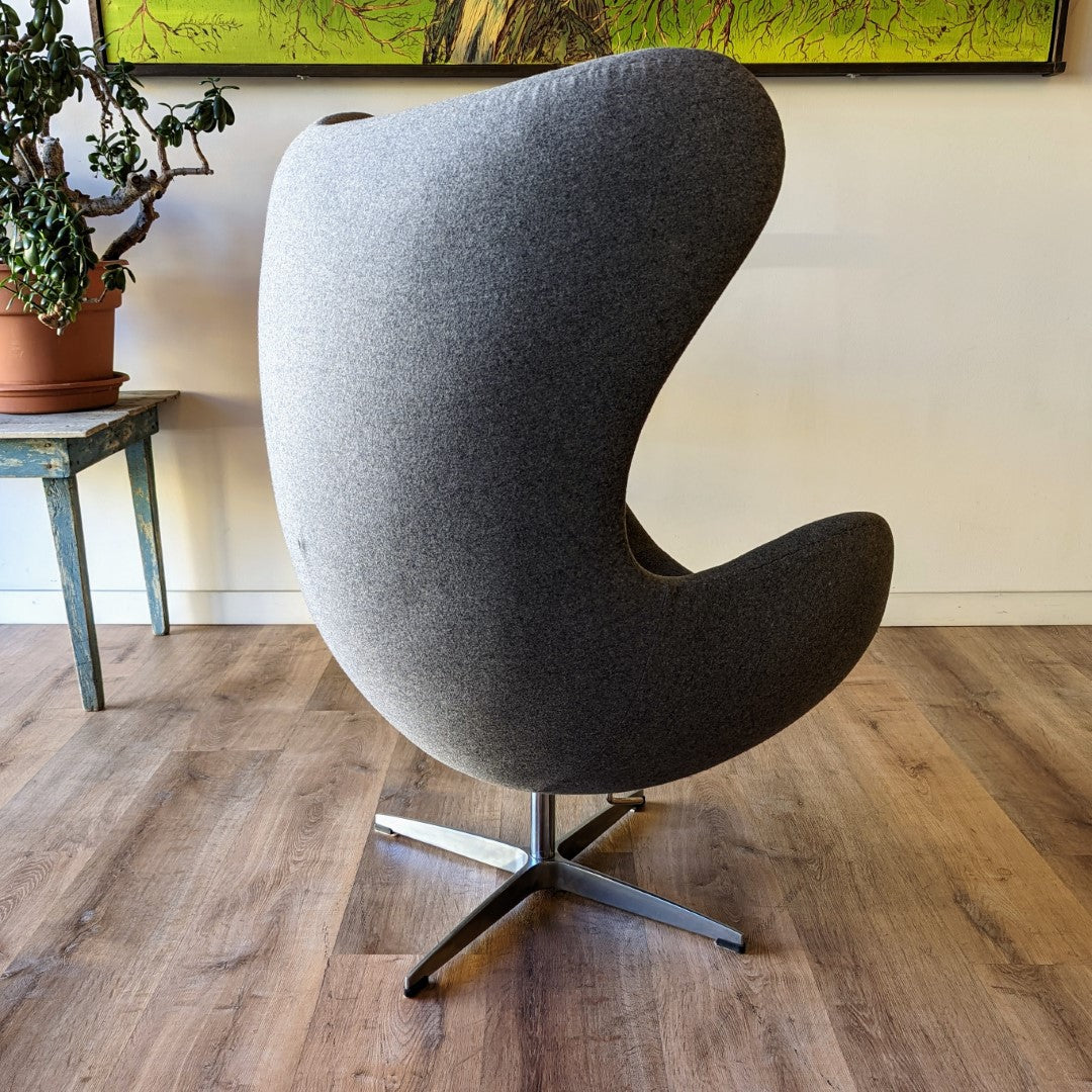 Arne Jacobsen Egg Chair replica