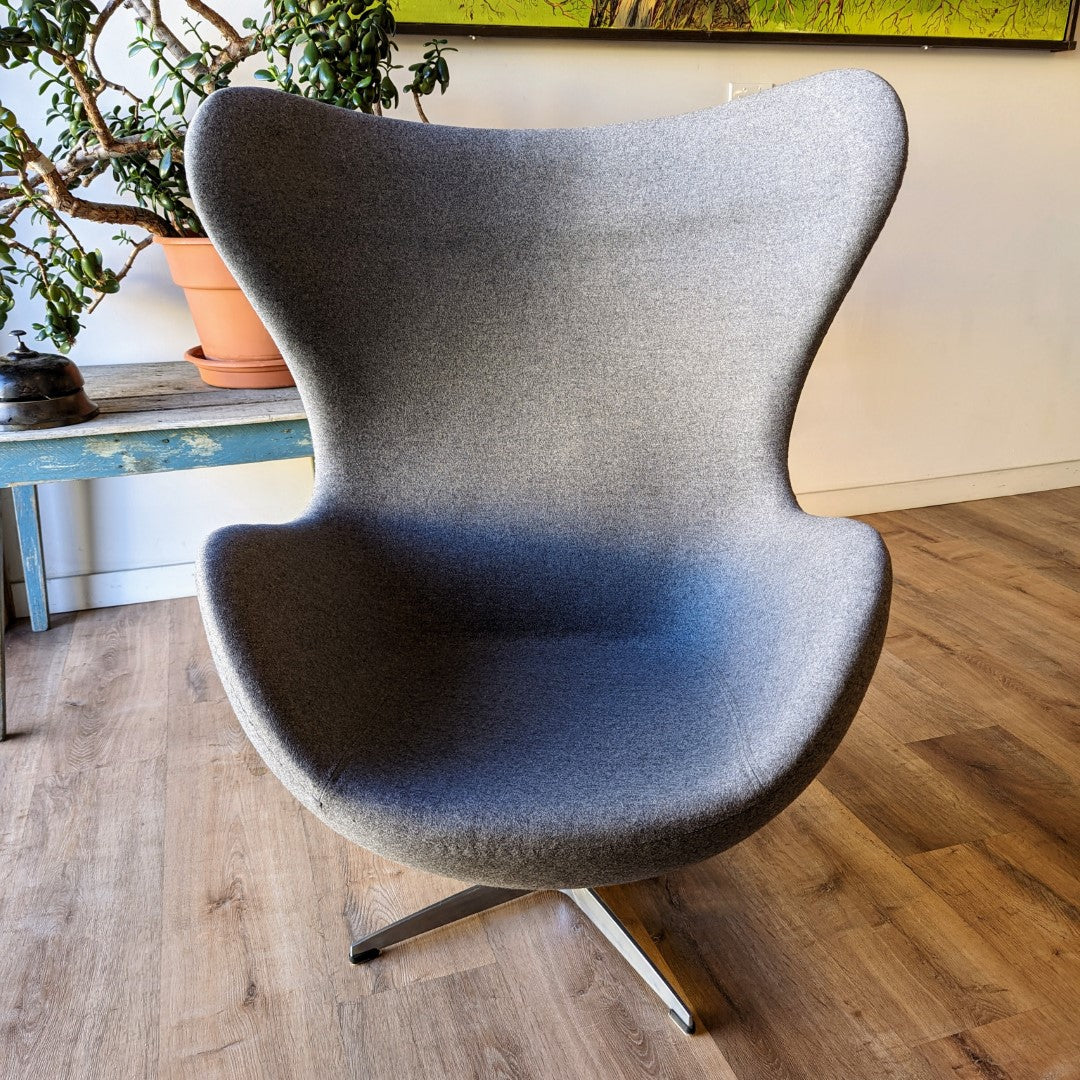 Arne Jacobsen Egg Chair replica