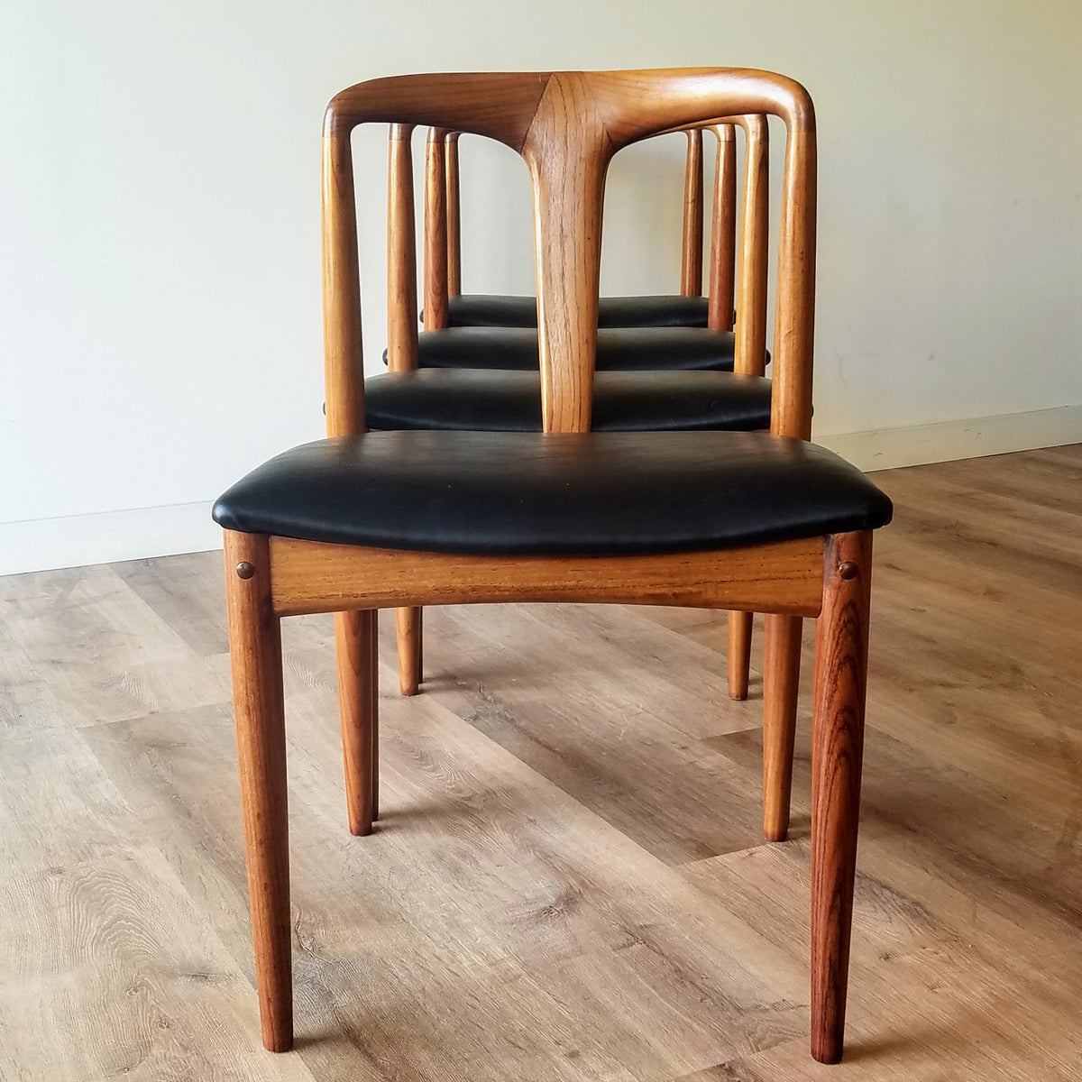 Dscan discount dining chairs